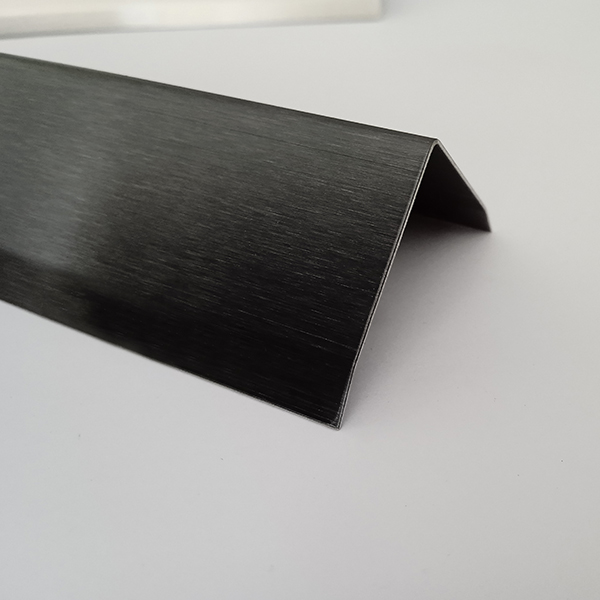 Cornier inox cu laturi tesite, 30x30 mm, finisaj inox negru periat