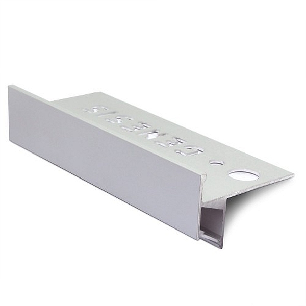 Protectie treapta aluminiu eloxat prevazuta cu canal si difuzor din policarbonat mat alb (lumina directionata in jos)